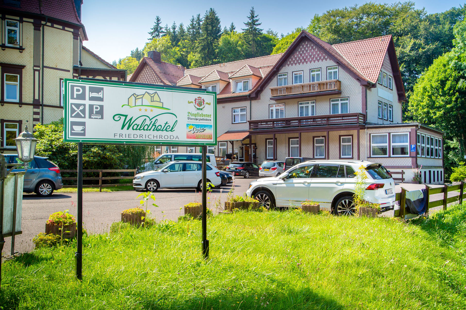 Blick vom Gottlobstempel in den "Grund". Ganz hinten im Bild ist das "Waldhotel Friedrichroda" zu sehen.